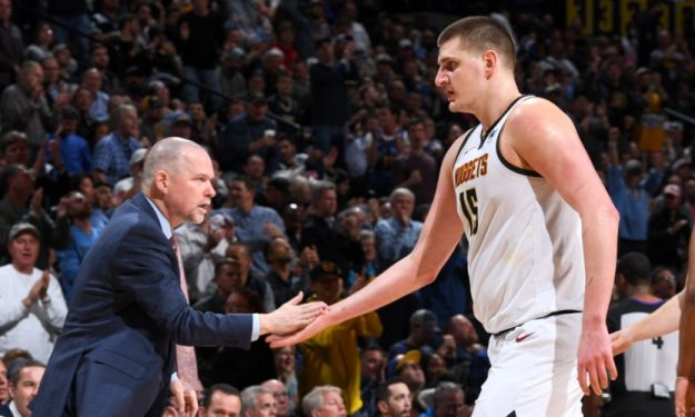 每体：一名巴萨球迷因点燃焰火导致公交车起火被逮捕（每体：巴萨球迷燃放焰火致公交起火，已被警方拘捕）