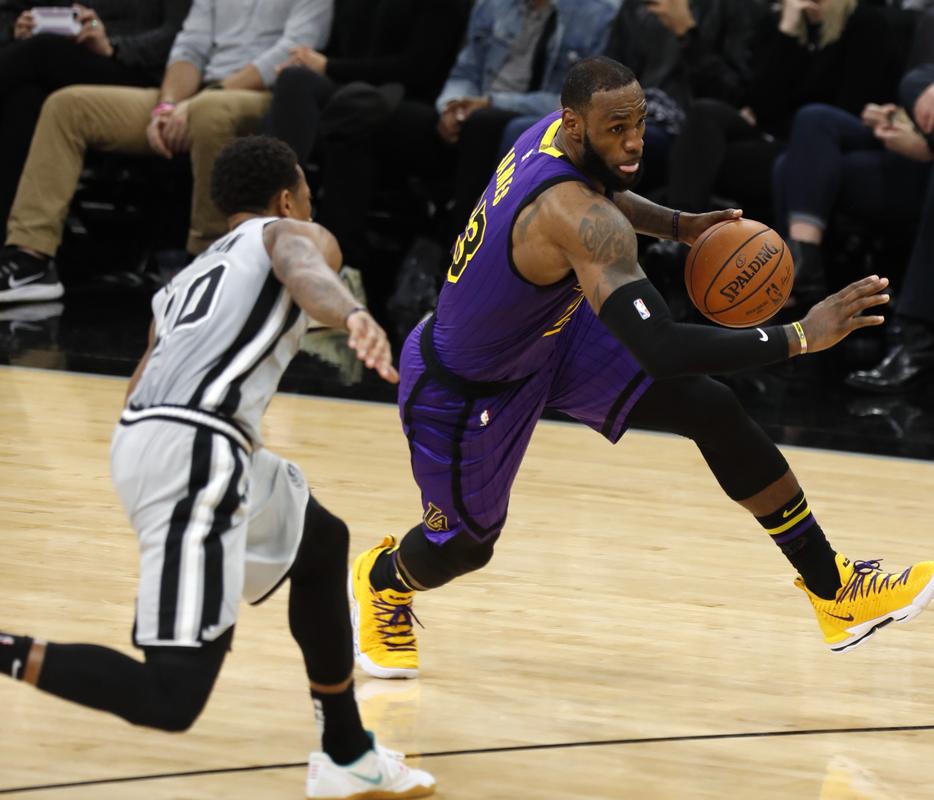 斯基拉：米兰要续约意U17国门隆戈尼，认为其是未来顶级球员（斯基拉：米兰拟与意U17国门隆戈尼续约，视其为未来顶尖门将）