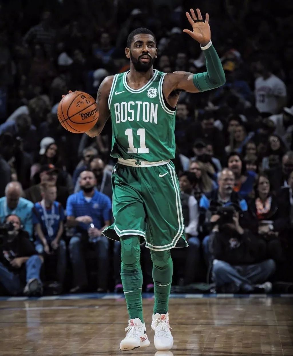 川超自贡队提前出线，奥运冠军高敏献花，全队坐摩托车巡游（自贡队在川超提前出线，奥运冠军高敏献花，全队骑摩托巡游）