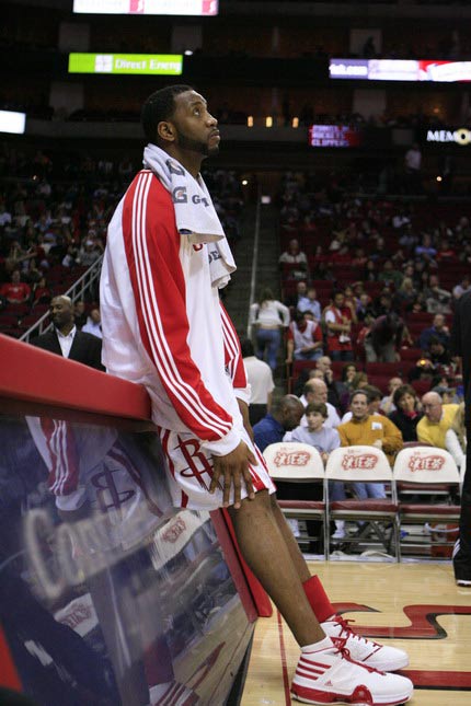 足球报：亚泰本赛季主要问题是资金不足，开局赛程也埋下伏笔（足球报：资金短缺成亚泰今季最大难题，开局赛程早埋隐患）