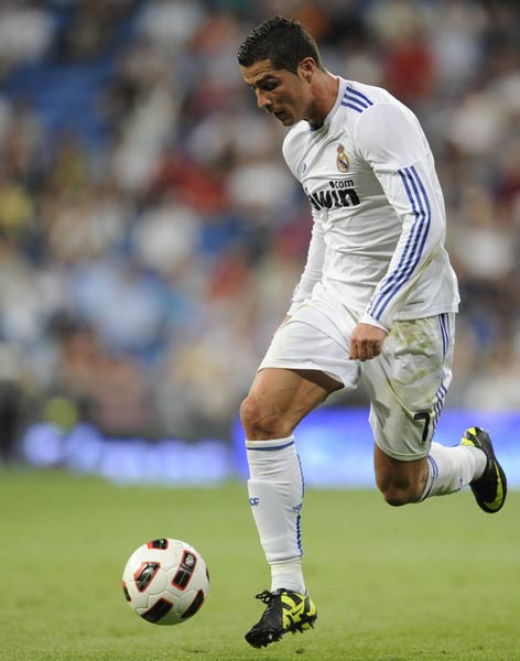 足球中超球员获选月最佳，数据联盟第一（中超球星当选月度最佳，数据领跑全联盟）