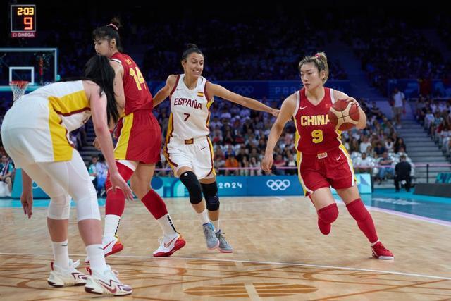 东体预测申花首发：阿苏埃和米内罗搭档锋线，鲍亚雄继续出战（东体预计申花首发：阿苏埃携米内罗双箭齐发，鲍亚雄继续出场）