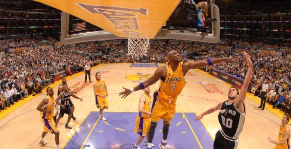 新疆一家进出口贸易公司向阿图什市捐赠足球场，价值1亿元（新疆某进出口贸易公司向阿图什市捐建价值1亿元的足球场）