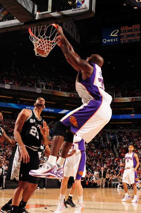 欧文突破防守创造杀伤，制造罚球（欧文穿透防线造杀伤，赢得罚球）