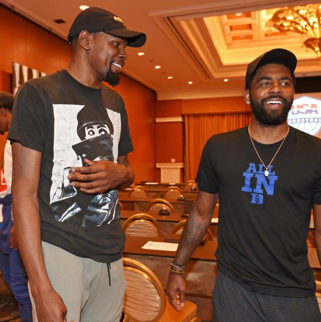 高手在民间！姐妹花脚踩箩筐练习武术，平衡力惊人！（民间卧虎藏龙！姐妹花踩箩筐练武，平衡感逆天）